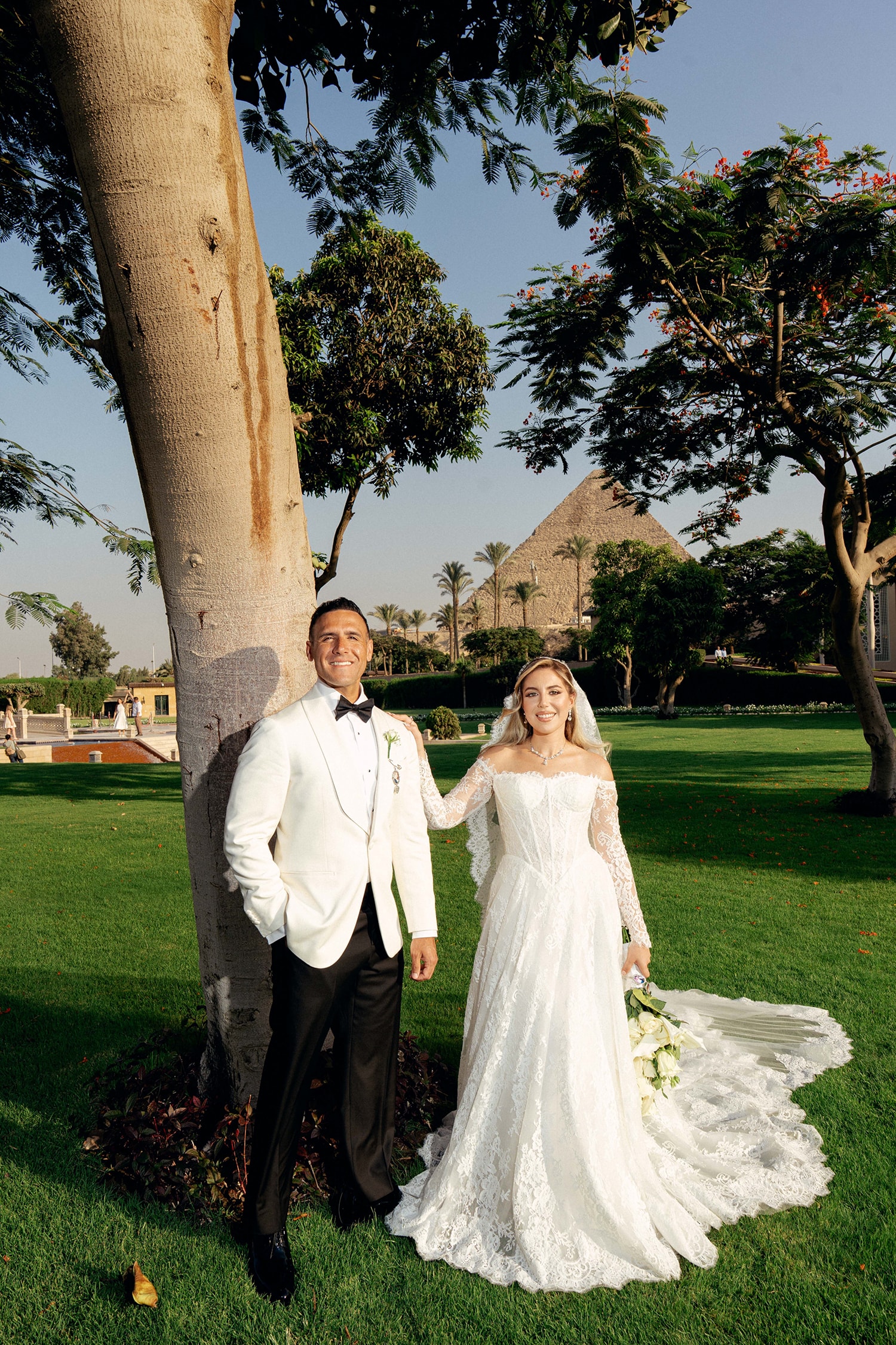 Bride groom posing pyramid backdrop Egypt